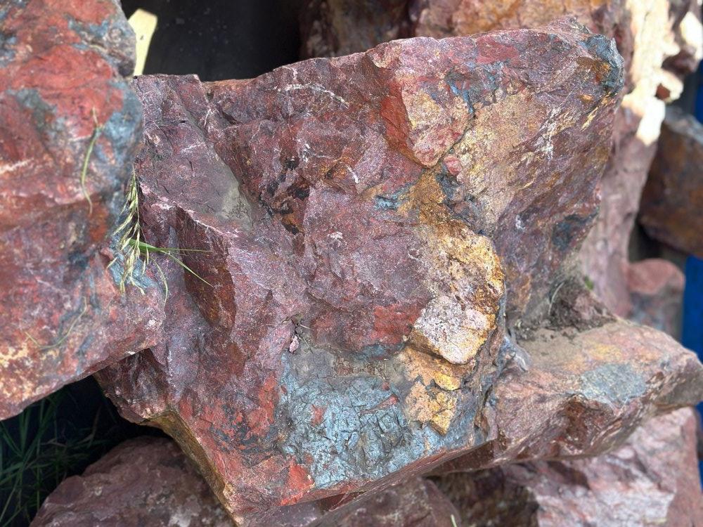 Камни для ландшафтного дизайна красно-фиолетовые 10-60 килограмм купить в Долгопрудном