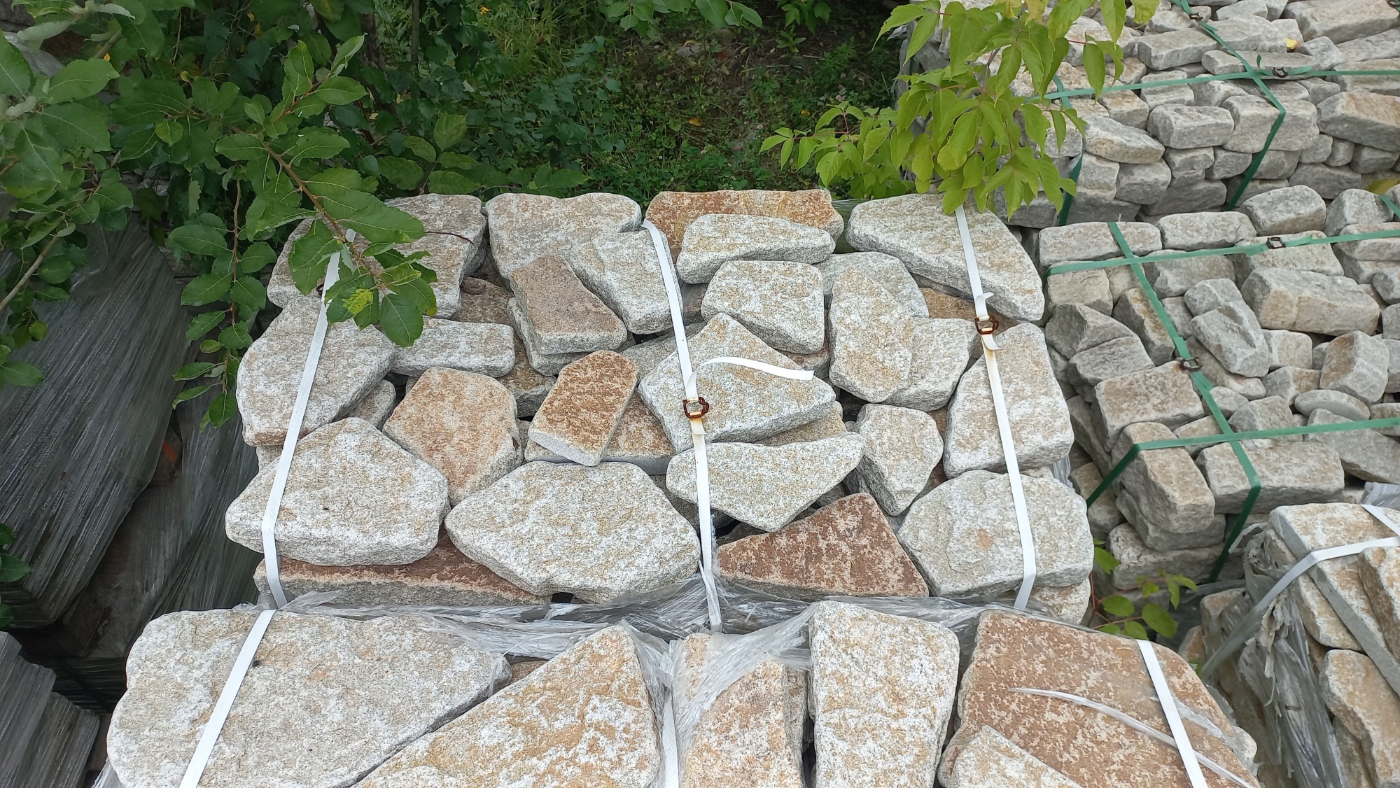 Плитняк галтованный гранитный для ландшафтного дизайна купить в Долгопрудном