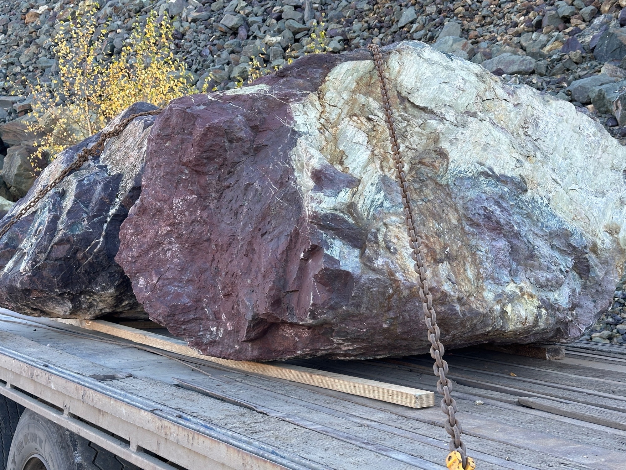 Огромные красно-фиолетовые валуны для ландшафтного дизайна весом более 5 тонн купить в Долгопрудном