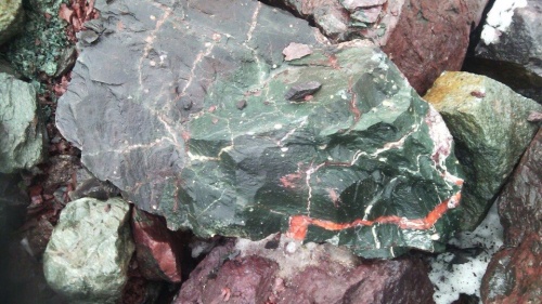 Гигантские зелёные валуны для ландшафтного дизайна весом более 5 тонн купить в Долгопрудном