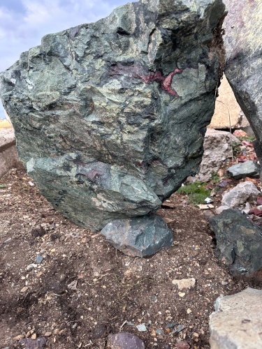 Гигантские зелёные валуны для ландшафтного дизайна весом более 5 тонн купить в Долгопрудном