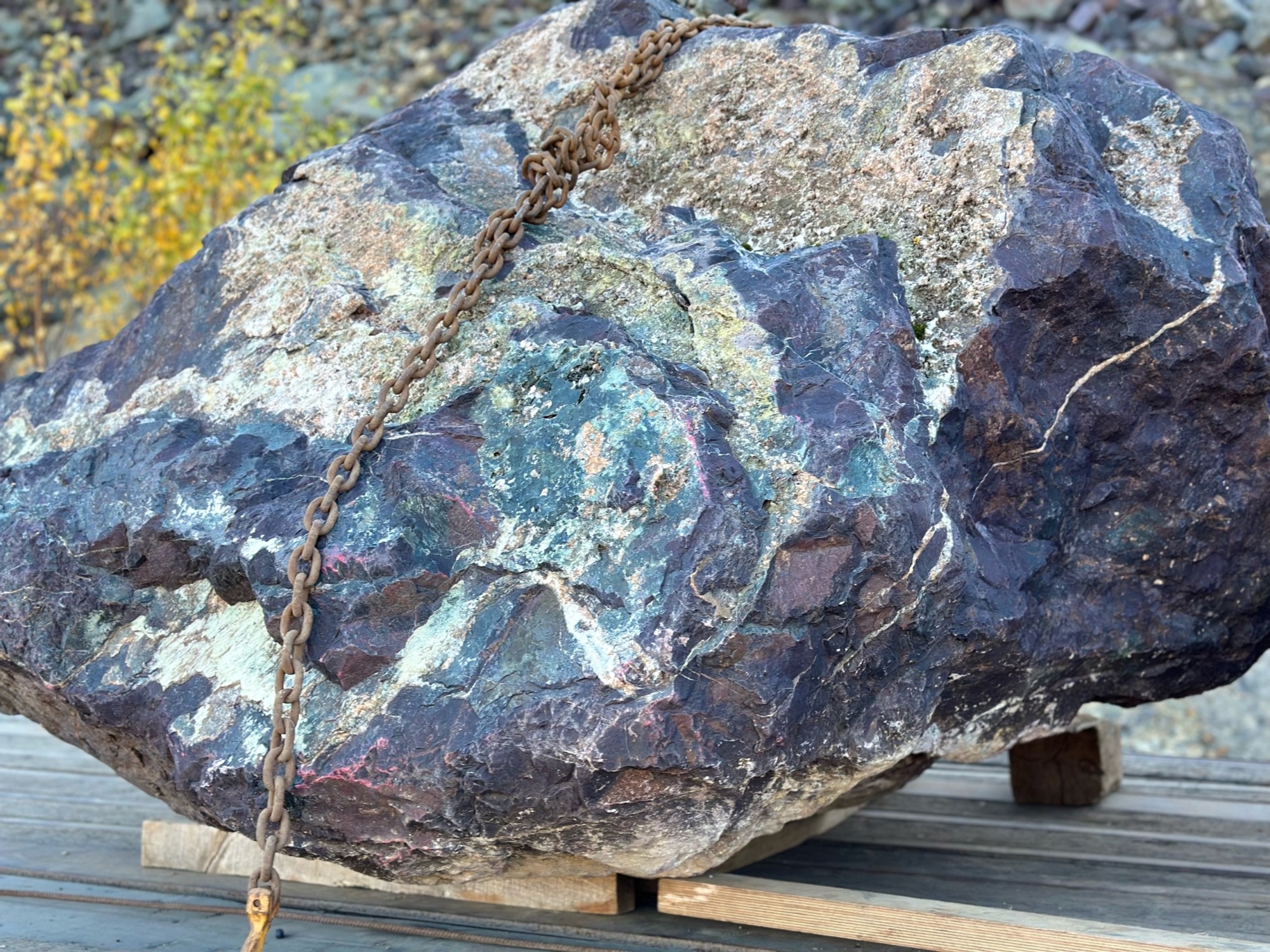 Огромные красно-фиолетовые валуны для ландшафтного дизайна весом более 5 тонн купить в Долгопрудном