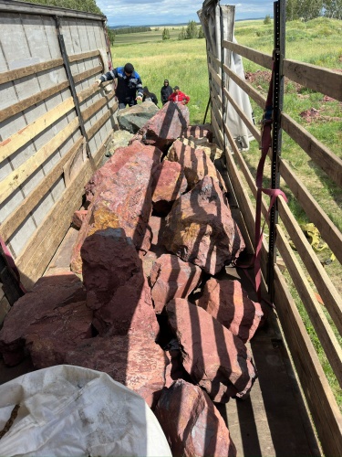 Ландшафтные глыбы красно-фиолетовые 200-1000 килограмм купить в Долгопрудном