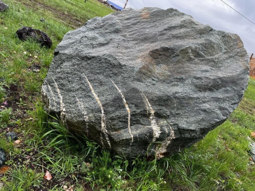 Гигантские зелёные валуны для ландшафтного дизайна весом более 5 тонн купить в Долгопрудном