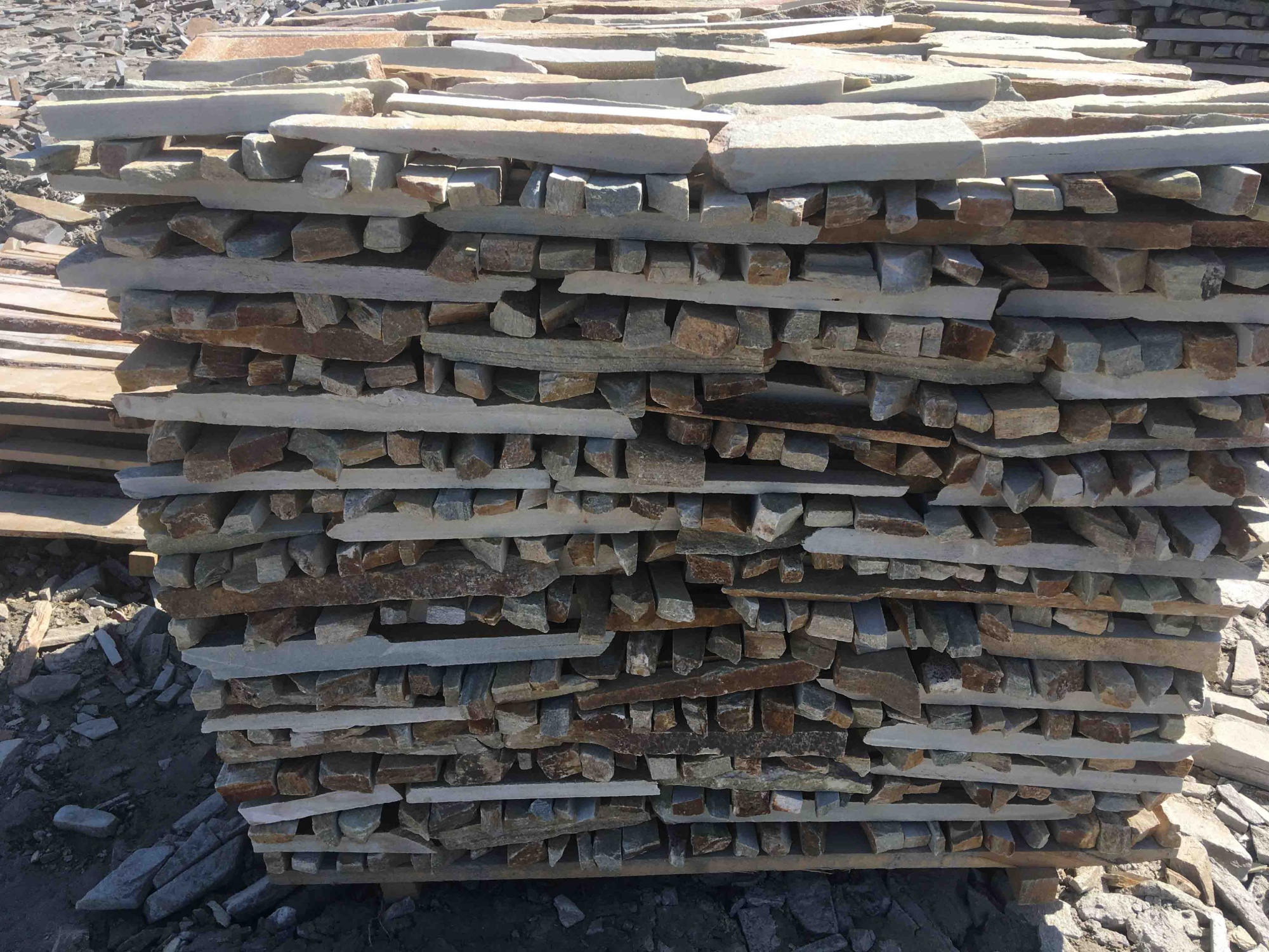 Горбушка златолит золотистый для облицовки купить в Долгопрудном