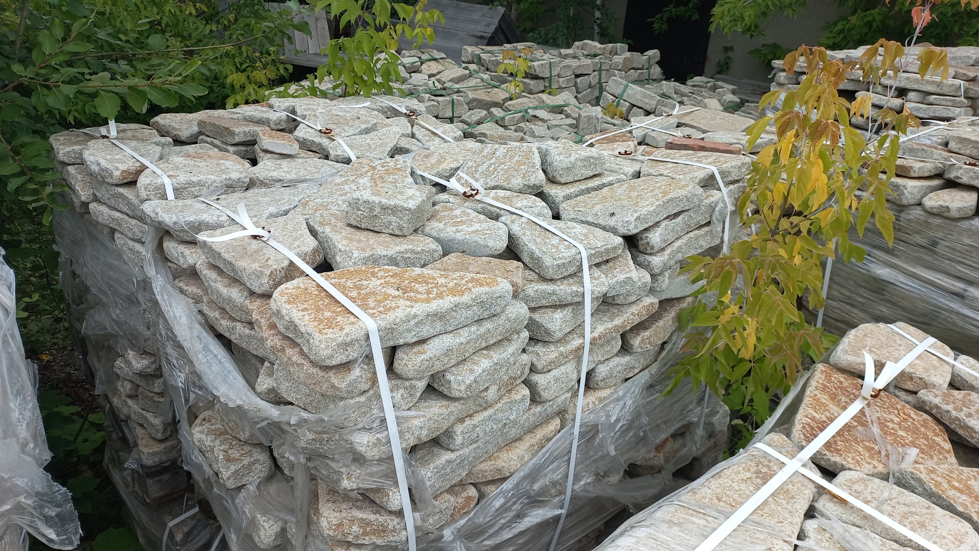 Плитняк галтованный гранитный для ландшафтного дизайна купить в Долгопрудном