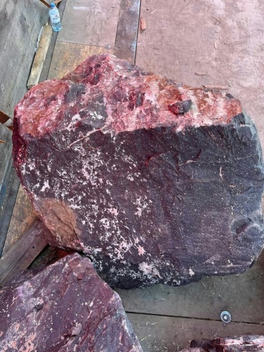 Камни для ландшафтного дизайна красно-фиолетовые 10-60 килограмм купить в Долгопрудном