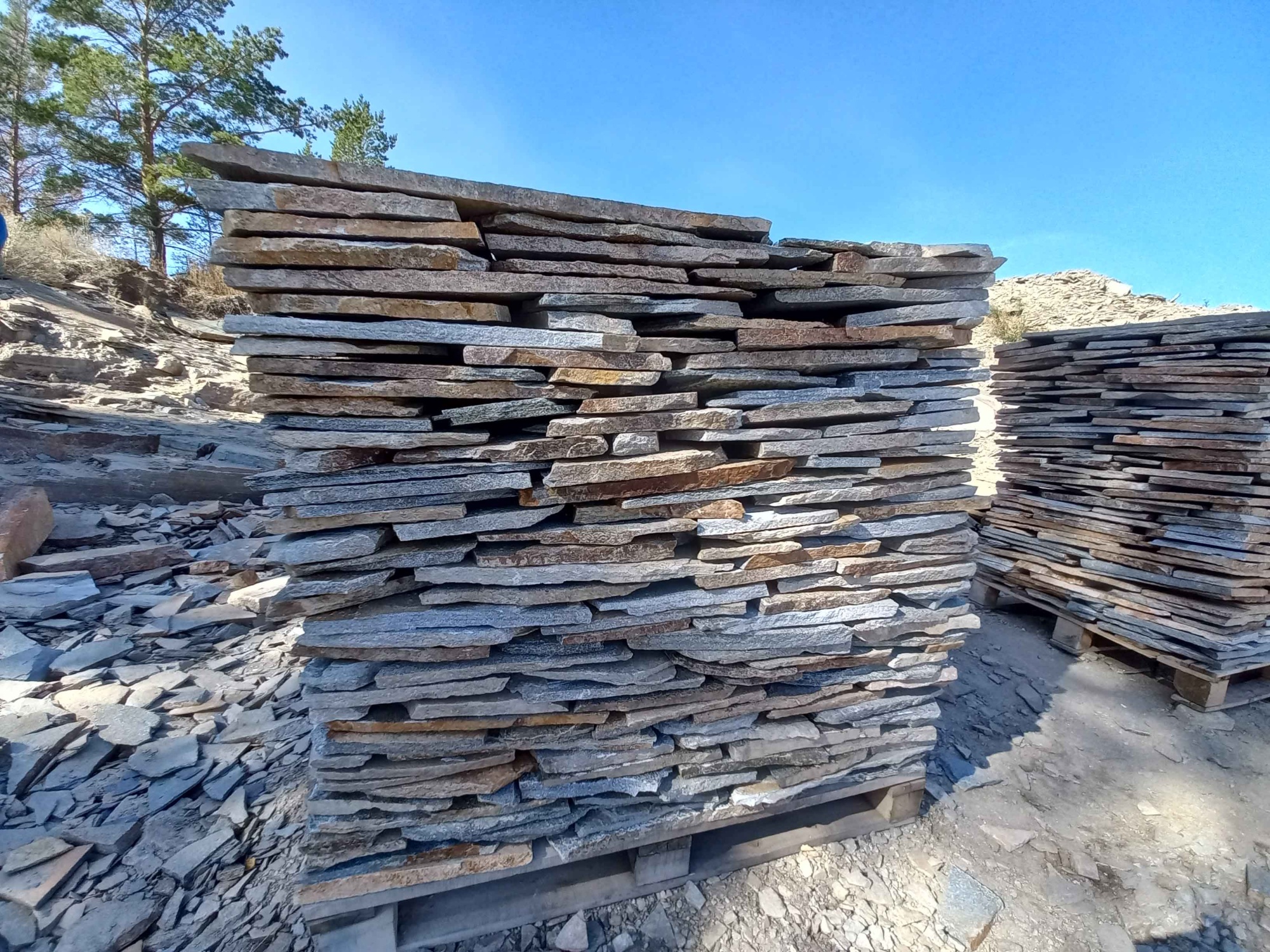 Плитняк златолит серебристый для фасада купить в Долгопрудном