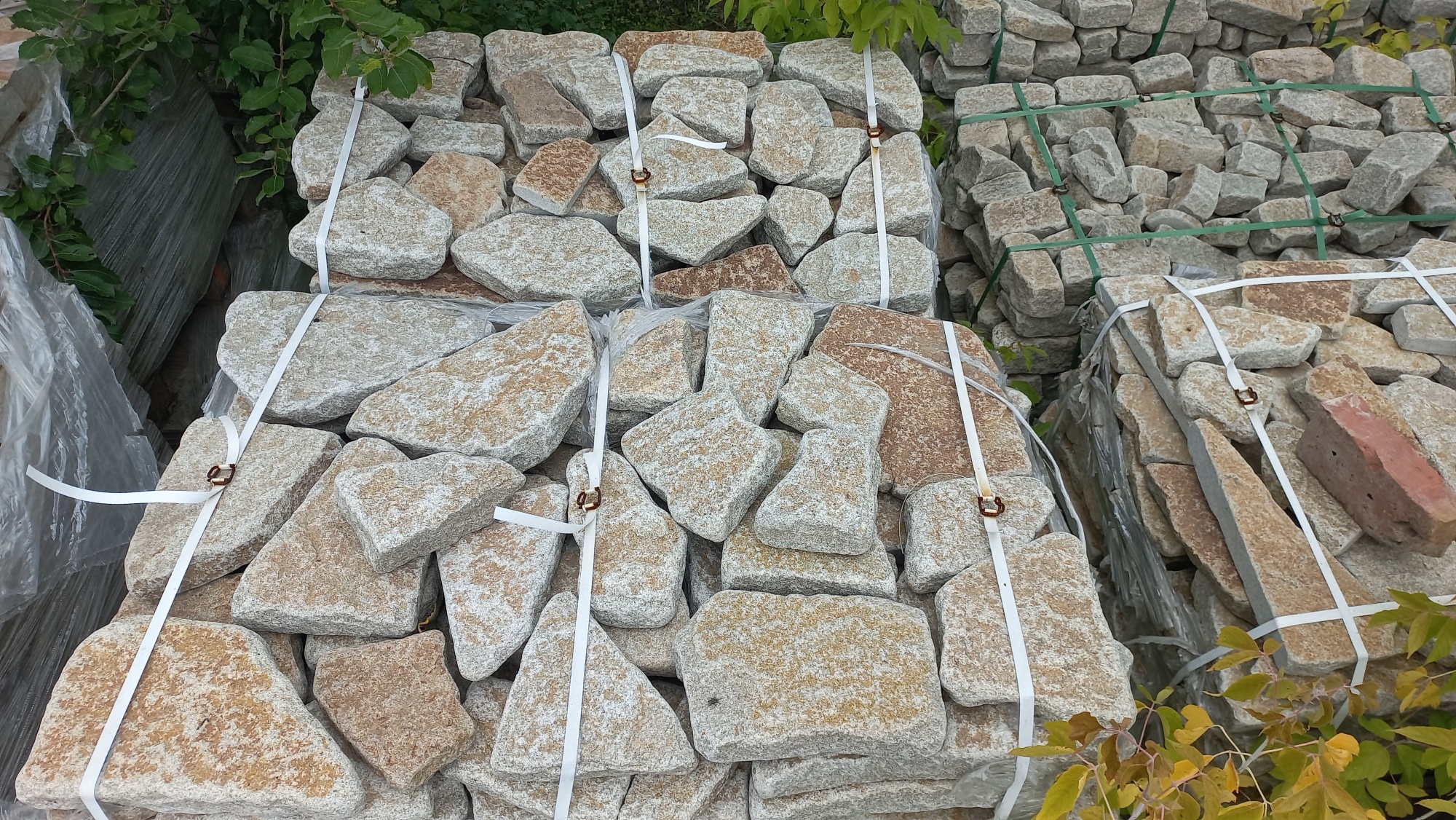 Гранитный плитняк галтованный для мощения купить в Долгопрудном