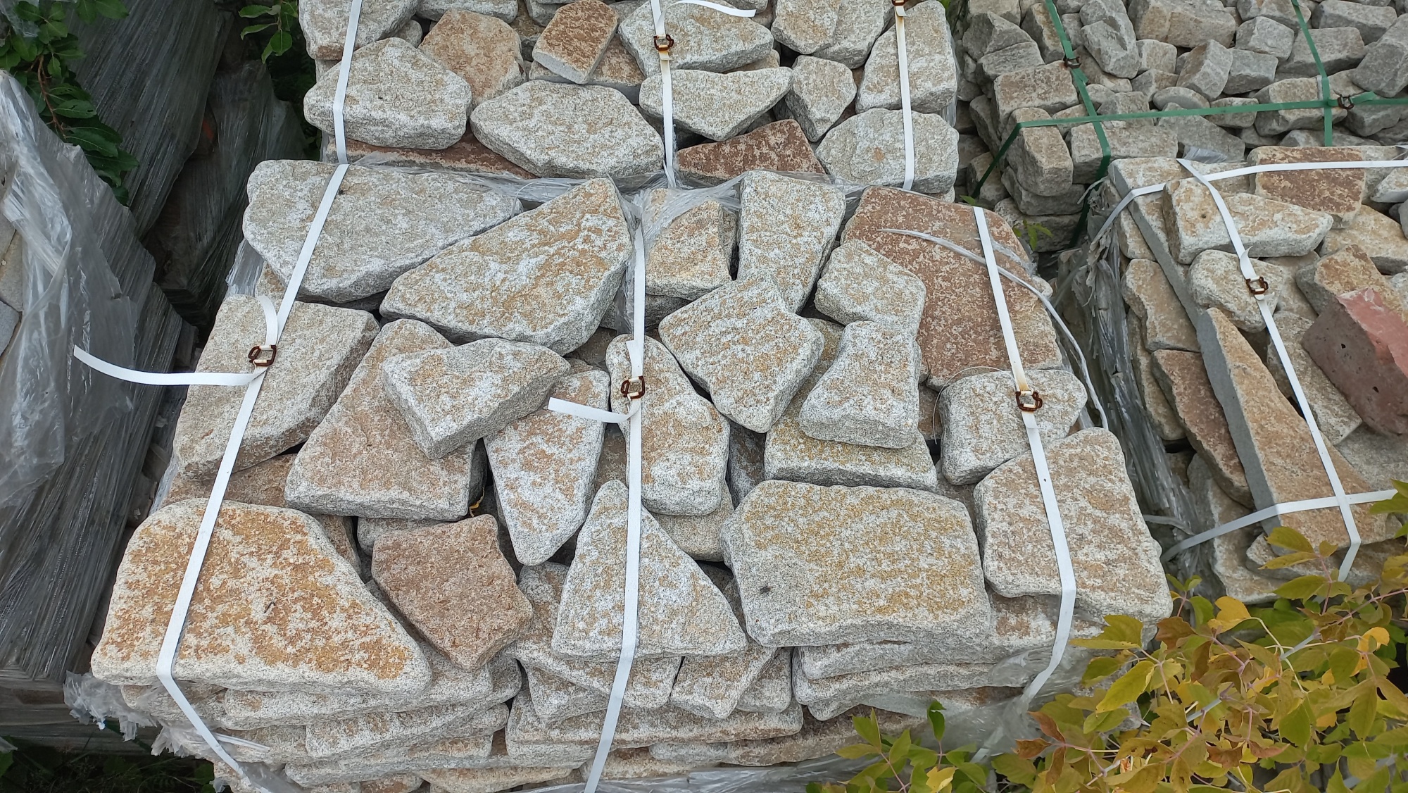 Плитняк галтованный гранитный для ландшафтного дизайна купить в Долгопрудном